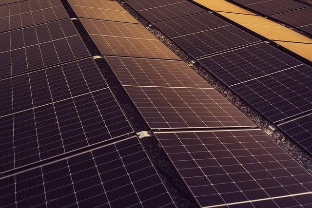 défis liés à la transition énergétique panneaux solaires